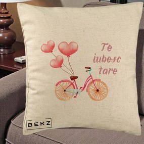 Perna Decorativa Te Iubesc Tare cu Bicicleta Roz si Baloane Inima, 40x40 cm, Bej, Husa Detasabila, Perna Inclusa, BEKZ®