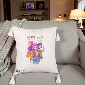 Perna Personalizata K-pop HUNTRX Trio Foto cu Pisica, 40x40 cm, Bej cu Franjuri, Husa Detasabila, Perna Inclusa, BEKZ®