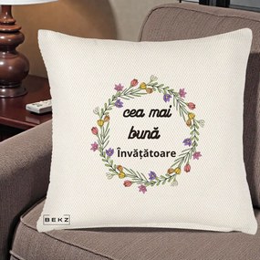 Cadou pentru Invatatoare - Perna Personalizata Cea mai Buna Invatatore cu Coronita Florala Colorata, 40x40 cm, Crem Reliefat, Husa Detasabila, Perna Inclusa, BEKZ®