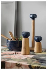Râșniță pentru condimente din lemn de stejar cu detaliu din porțelan albastru închis Kähler Design Hammershoi, înălțime 13 cm