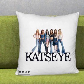 Perna Personalizata K-pop KATSEYE Foto Grup Blugi, 40x40 cm, Alb Pufos, Husa Detasabila, Perna Inclusa, BEKZ®