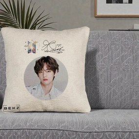 Perna Personalizata K-pop BTS V Taehyung Portret Cerc Autograf, 40x40 cm, Bej Canapea, Husa Detasabila, Perna Inclusa, BEKZ®