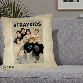 Perna Personalizata K-pop Stray Kids STRAYKIDS Alb-Negru cu Foto Grup, 40x40 cm, Crem, Husa Detasabila, Perna Inclusa, BEKZ®