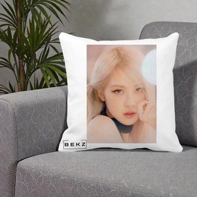 Perna Personalizata K-pop BLACKPINK Rose Blond cu Inel Roz Pastel, 40x40 cm, Alba Mata, Husa Detasabila, Perna Inclusa, BEKZ®