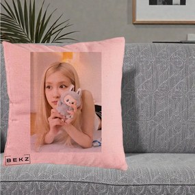 Perna Personalizata K-pop BLACKPINK Rose cu Papusa Iepure, 40x40 cm, Roz, Husa Detasabila, Perna Inclusa, BEKZ®
