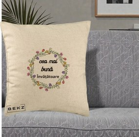 Cadou pentru Invatatoare - Perna Personalizata Cea mai Buna Invatatore cu Coronita Florala Colorata, 40x40 cm, Bej, Husa Detasabila, Perna Inclusa, BEKZ®