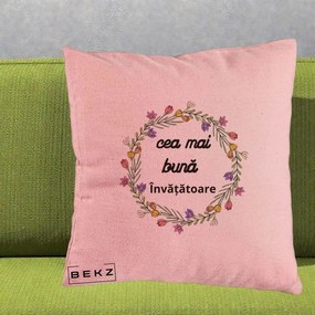 Cadou pentru Invatatoare - Perna Personalizata Cea mai Buna Invatatore cu Coronita Florala Colorata, 40x40 cm, Roz, Husa Detasabila, Perna Inclusa, BEKZ®