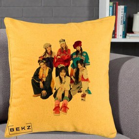 Perna Personalizata Grup K-pop Fete Streetwear Foto, 40x40 cm, Galben, Husa Detasabila, Perna Inclusa, BEKZ®