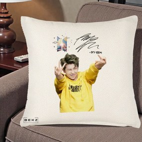 Perna Personalizata K-pop BTS RM Namjoon Hanorac Galben Autograf, 40x40 cm, Crem Reliefat, Husa Detasabila, Perna Inclusa, BEKZ®
