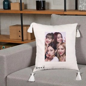 Perna Personalizata K-pop BLACKPINK Foto Grup Selfie 4 Membre, 40x40 cm, Bej cu Franjuri, Husa Detasabila, Perna Inclusa, BEKZ®