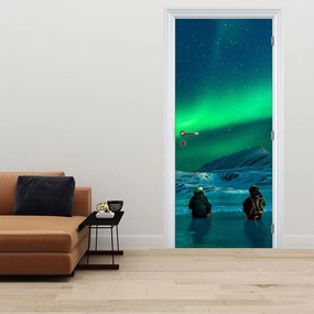 Fototapet pentru ușă - Aurora boreală și oameni (95x205cm)