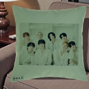 Perna Personalizata K-pop Stray Kids Foto Grup Alb All-White cu 8 Membrii, 40x40 cm, Verde, Husa Detasabila, Perna Inclusa, BEKZ®