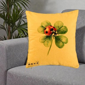 Perna Decorativa Buburuza Norocoasa pe Trifoi cu Patru Foi, 40x40 cm, Galben, Husa Detasabila, Perna Inclusa, BEKZ®