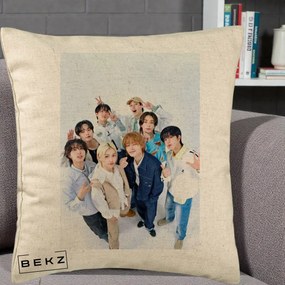 Perna Personalizata K-pop Stray Kids Foto Grup Alb cu 8 Membrii de Sus, 40x40 cm, Bej, Husa Detasabila, Perna Inclusa, BEKZ®
