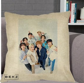 Perna Personalizata K-pop Stray Kids Foto Grup Alb cu 8 Membrii de Sus, 40x40 cm, Crem, Husa Detasabila, Perna Inclusa, BEKZ®