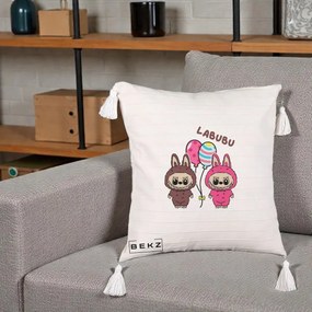 Perna Personalizata Labubu Cuplu cu Baloane, 40x40 cm, Bej cu Franjuri, Husa Detasabila, Perna Inclusa, BEKZ®