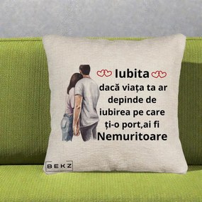Cadou pentru Iubita - Perna Personalizata Iubita Nemuritoare cu Cuplu Acuarela Roz si Inimi, 40x40 cm, Bej Canapea, Husa Detasabila, Perna Inclusa, BEKZ®