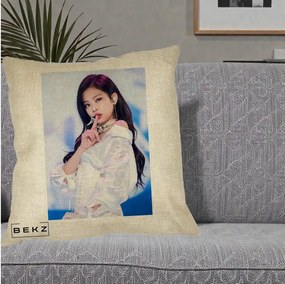 Perna Personalizata K-pop BLACKPINK Jennie Concert Alb cu Microfon, 40x40 cm, Crem, Husa Detasabila, Perna Inclusa, BEKZ®