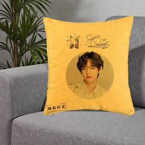 Perna Personalizata K-pop BTS V Taehyung Portret Cerc Autograf, 40x40 cm, Galben, Husa Detasabila, Perna Inclusa, BEKZ®
