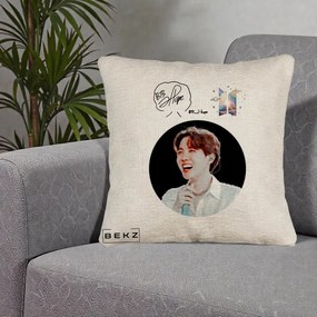 Perna Personalizata K-pop BTS J-Hope Portret cu Autograf, 40x40 cm, Bej Canapea, Husa Detasabila, Perna Inclusa, BEKZ®