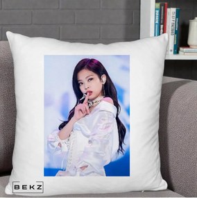 Perna Personalizata K-pop BLACKPINK Jennie Concert Alb cu Microfon, 40x40 cm, Alb Pufos, Husa Detasabila, Perna Inclusa, BEKZ®