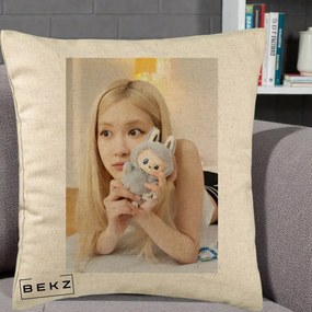 Perna Personalizata K-pop BLACKPINK Rose cu Papusa Iepure, 40x40 cm, Bej, Husa Detasabila, Perna Inclusa, BEKZ®