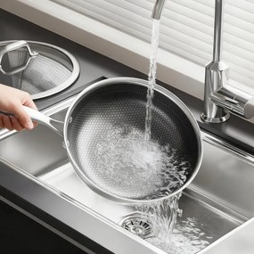 Tigaie wok cu capac Swiss Haus SteelCRAFT SH-ZGW30, 30 cm, 4,8 l, Interior cu relief pentru prajire, Acoperire ceramica Sapphire, Cuptor pana la 260°C, Pentru toate plitele inclusiv inductie, Argintiu