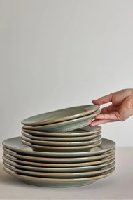 Farfurie din ceramică verde cu finisaj artizanal și margine maro, 20 cm, "Pixie"