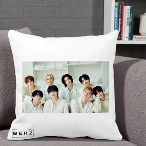 Perna Personalizata K-pop Stray Kids Foto Grup All-White Landscape, 40x40 cm, Alba Mata, Husa Detasabila, Perna Inclusa, BEKZ®
