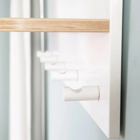 Cuier pentru copii alb-în culoare naturală de perete cu aspect de lemn de stejar Ava – Roba