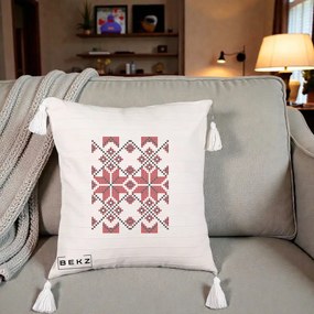 Perna Personalizata Motiv Traditional Cusatura Rosu-Negru, 40x40 cm, Bej cu Franjuri, Husa Detasabila, Perna Inclusa, BEKZ®