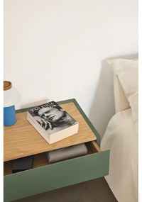 Noptieră neagră suspendată cu blat cu aspect de lemn de stejar Arista – Teulat