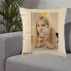 Perna Personalizata K-pop BLACKPINK Rose cu Papusa Iepure, 40x40 cm, Bej, Husa Detasabila, Perna Inclusa, BEKZ®
