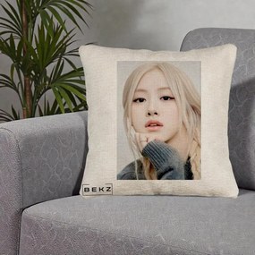 Perna Personalizata K-pop BLACKPINK Rose cu Jucarie de Plus, 40x40 cm, Bej Canapea, Husa Detasabila, Perna Inclusa, BEKZ®