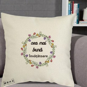 Cadou pentru Invatatoare - Perna Personalizata Cea mai Buna Invatatore cu Coronita Florala Colorata, 40x40 cm, Ecru, Husa Detasabila, Perna Inclusa, BEKZ®