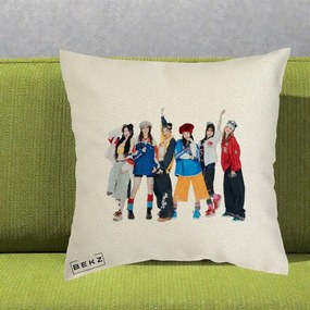 Perna Personalizata Grup K-pop Fete in Picioare Foto, 40x40 cm, Ecru, Husa Detasabila, Perna Inclusa, BEKZ®