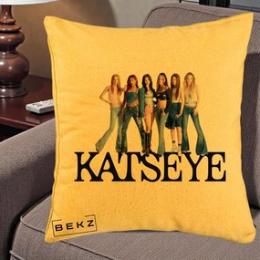 Perna Personalizata K-pop KATSEYE Foto Grup Blugi, 40x40 cm, Galben, Husa Detasabila, Perna Inclusa, BEKZ®