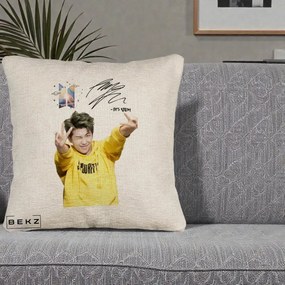 Perna Personalizata K-pop BTS RM Namjoon Hanorac Galben Autograf, 40x40 cm, Bej Canapea, Husa Detasabila, Perna Inclusa, BEKZ®