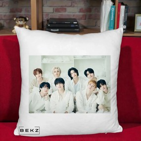 Perna Personalizata K-pop Stray Kids Foto Grup Alb All-White cu 8 Membrii, 40x40 cm, Alb Pufos, Husa Detasabila, Perna Inclusa, BEKZ®
