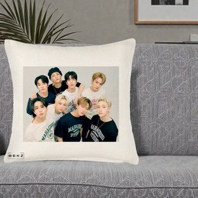 Perna Personalizata K-pop Stray Kids Foto Grup Text, 40x40 cm, Crem Reliefat, Husa Detasabila, Perna Inclusa, BEKZ®