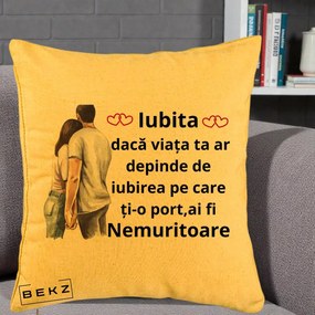 Cadou pentru Iubita - Perna Personalizata Iubita Nemuritoare cu Cuplu Acuarela Roz si Inimi, 40x40 cm, Galben, Husa Detasabila, Perna Inclusa, BEKZ®