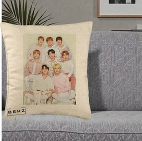 Perna Personalizata K-pop Stray Kids Foto Grup Pastel Roz-Alb cu 8 Membrii, 40x40 cm, Bej, Husa Detasabila, Perna Inclusa, BEKZ®