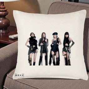 Perna Personalizata K-pop BLACKPINK Tinute Negre Elegante Grup, 40x40 cm, Crem Reliefat, Husa Detasabila, Perna Inclusa, BEKZ®