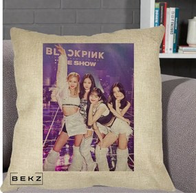 Perna Personalizata K-pop BLACKPINK The Show Concert cu 4 Membre pe Scena, 40x40 cm, Crem, Husa Detasabila, Perna Inclusa, BEKZ®