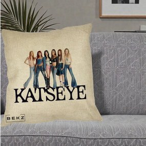 Perna Personalizata K-pop KATSEYE Foto Grup Blugi, 40x40 cm, Crem, Husa Detasabila, Perna Inclusa, BEKZ®