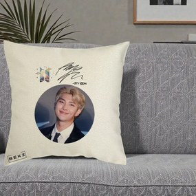 Perna Personalizata K-pop BTS RM Namjoon Portret Cerc cu Autograf, 40x40 cm, Ecru, Husa Detasabila, Perna Inclusa, BEKZ®
