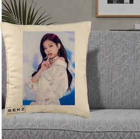 Perna Personalizata K-pop BLACKPINK Jennie Concert Alb cu Microfon, 40x40 cm, Bej, Husa Detasabila, Perna Inclusa, BEKZ®
