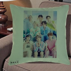 Perna Personalizata K-Pop Grup Foto Pasteluri cu 8 Artisti, 40x40 cm, Verde, Husa Detasabila, Perna Inclusa, BEKZ®