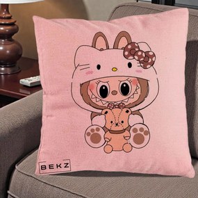 Perna Personalizata Labubu x Hello Kitty Maro-Vintage, 40x40 cm, Roz, Husa Detasabila, Perna Inclusa, BEKZ®