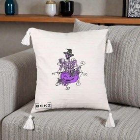 Perna Decorativa Schelet Vrajitor cu Dovleac Violet Halloween, 40x40 cm, Bej cu Franjuri, Husa Detasabila, Perna Inclusa, BEKZ®